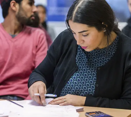 Bild på på kvinna som skriver