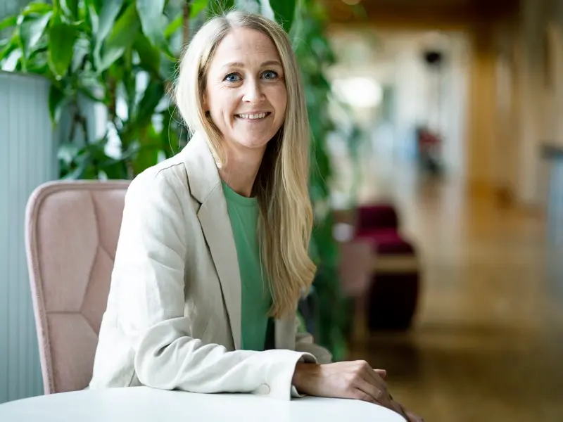 Anna-Karin sitter i en fåtölj i en korridor. 