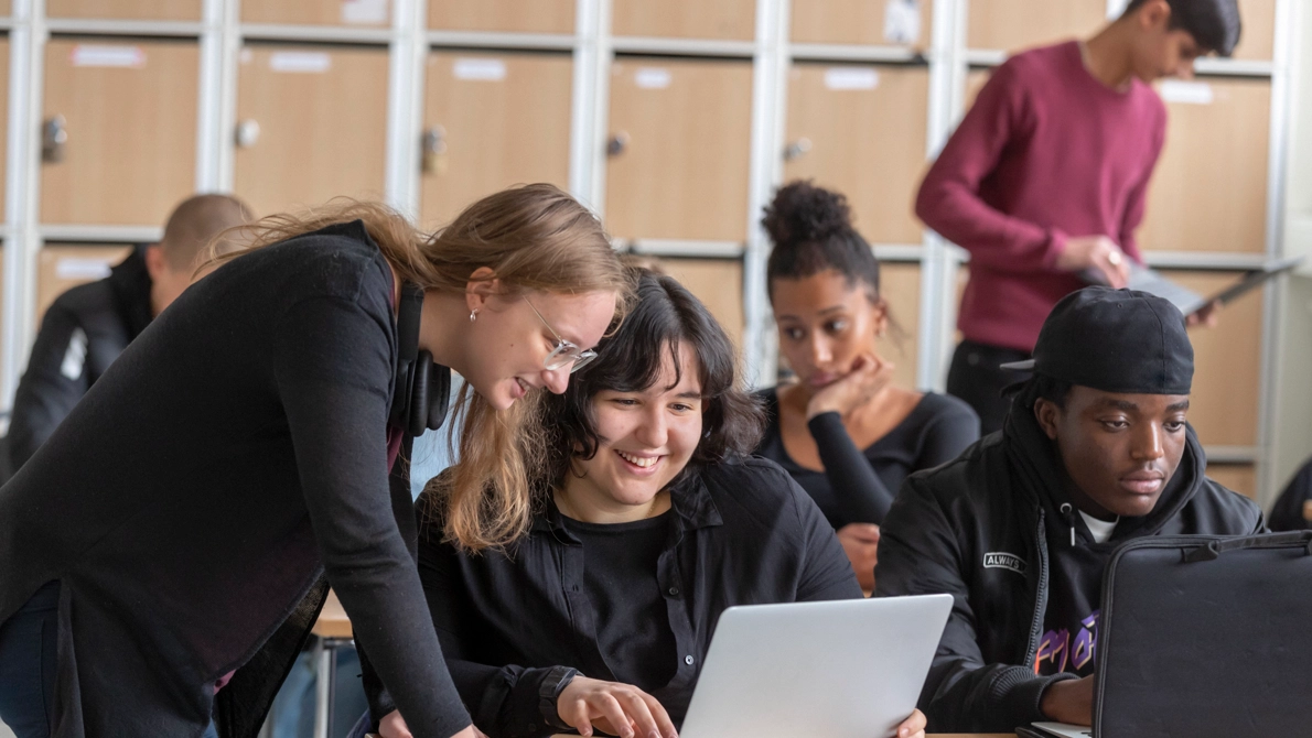 Antalet studerande som får extra tillägg till sitt studiebidrag på gymnasiet har minskat kraftigt under de senaste åren.
